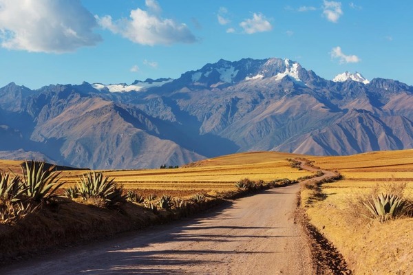 Quelle est la longueur de la cordillère des Andes culminant à 6 962 mètres ?