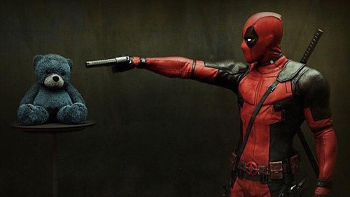 A quel super-héros Deadpool est-il comparé à travers son costume ?