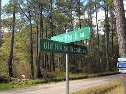 Où se trouve la forêt Old House Woods dont certains témoignages d'apparition datent de plusieurs siècles ?