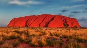Où se situe le monolithe Uluru ?