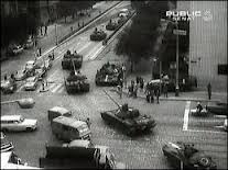 Au printemps de l'an 1968, le parti communiste souhaite introduire le "socialisme à visage humain", mais les troupes du Pacte de Varsovie envahissent le pays. Où nous trouvons-nous ? À ...