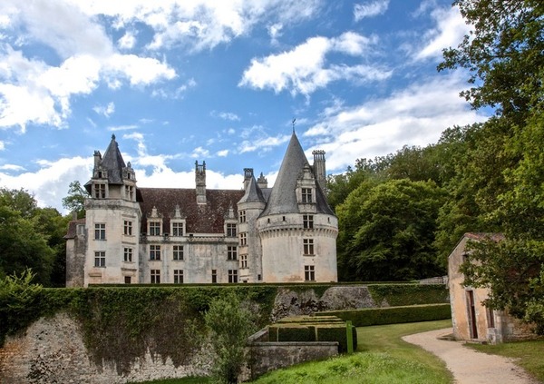 Quel château arborant un style Renaissance est situé sur la commune de Villars ?
