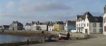 L’île qui se trouve au large de la pointe du Raz, dans le Finistère, c’est…