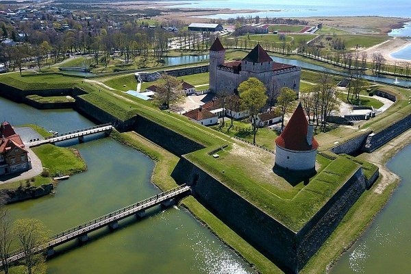 Quel est le nom de la plus grande île d'Estonie ?