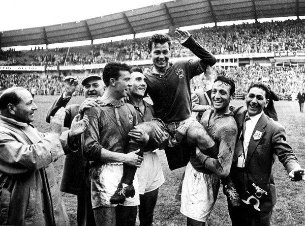 En 1958, il devient le meilleur buteur sur une phase finale de Coupe du Monde, c'est le français ......