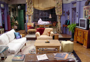 Dans "Friends", pour quelle raison Rachel et Monica échangent-elles leur appartement avec Chandler et Joey ?