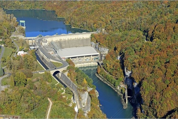 Dans quel département se trouve le barrage de Génissiat ?
