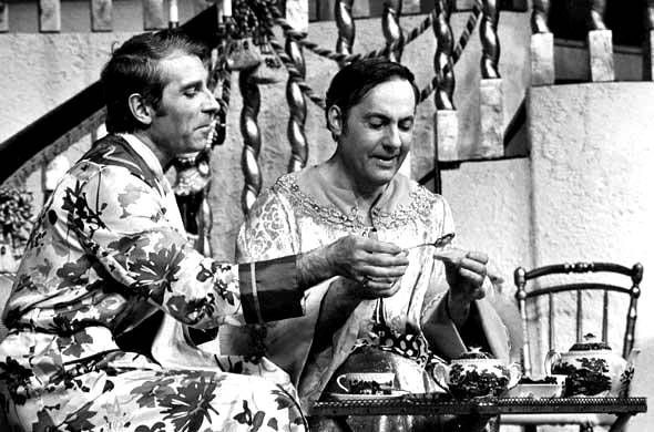 Le 13 février 1973, Michel Serrault et Jean Poiret jouent pour la première fois une pièce qui sera interprétée 1900 fois devant plus de 1 800 000 spectateurs. Il s’agit de :