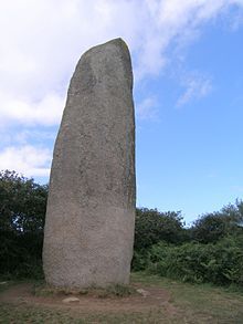Comment appelle-t-on les grandes pierres levées au Néolithique ?