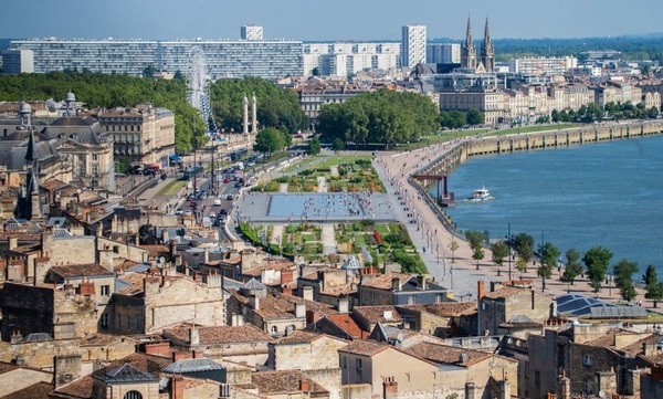 Où se situe la ville de Bordeaux par rapport à Paris ?
