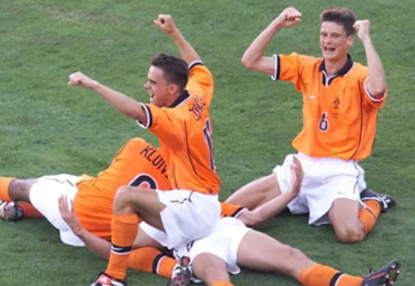 En quarts de finale de ce Mondial 98, Dennis Bergkamp inscrit un but somptueux et qualifie les Pays-Bas (2-1) en éliminant...