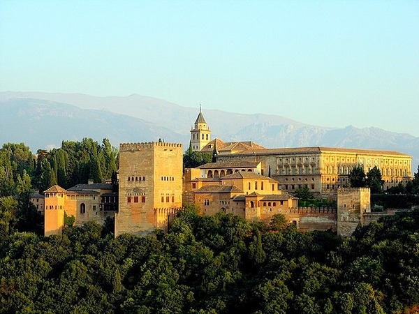 Où dois-je me rendre pour visiter le célèbre Alhambra ?