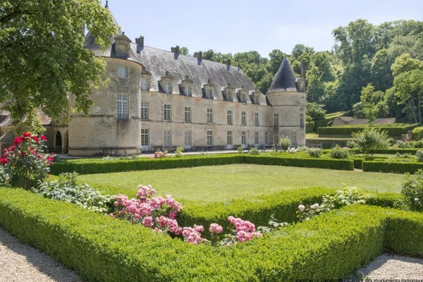 Le château de Bussy-Rabutin est un château du XIIe siècle et XIVe siècle de style Renaissance, à Bussy-le-Grand, en Côte-d'Or. À quel paysagiste est attribué le jardin à la française du château ?