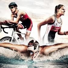 Quelle discipline sportive est composée de trois épreuves (natation, cyclisme et course à pied) ?
