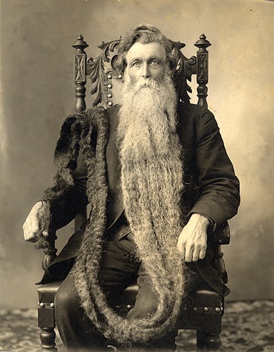 De quoi est morte la personne qui possédait la plus longue barbe du monde ?