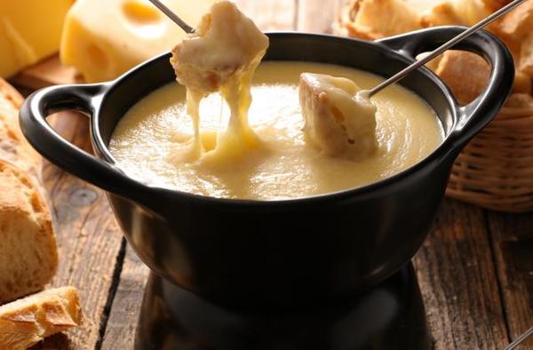 D’origine suisse, la recette de la fondue savoyarde mélange à proportion égale trois fromages. Quels sont-ils ?