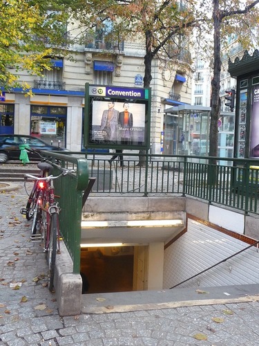 Dans quel arrondissement de Paris se trouve la station de métro "Convention" ?