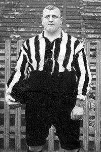 Mort en 1916, ce gardien détient toujours le record du joueur de football le plus gros, il s'agit de ?