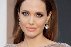 Elle a quel age Angelina Jolie ?