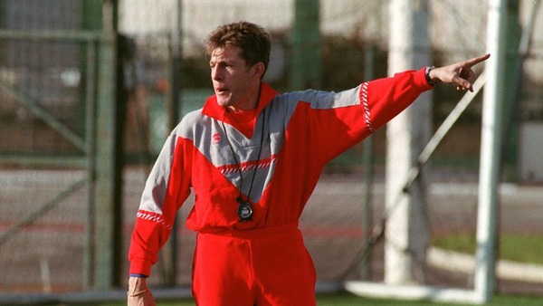 En 1993, quel est le premier club qu'il entrainera dans sa nouvelle carrière de coach ?