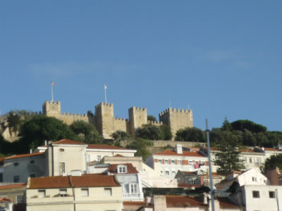 Quel chateau dommine Lisbonne ?