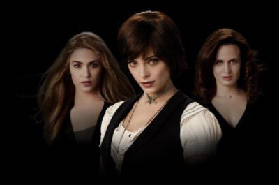 Qui prend soin de Renesmée pendant qu'Edward essaye de transformer Bella ?