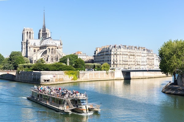 De part et d'autre de quel fleuve s'étend la ville de Paris ?