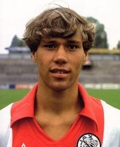 Dès sa première saison en pro, il remporte le Championnat des Pays-Bas avec l'Ajax.