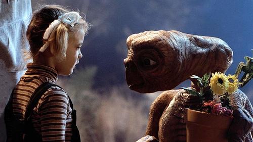 E.T., l'extra-terrestre (E.T. the Extra-Terrestrial) E.T. connaît un succès planétaire, peut-être parce qu'il met en scène un héros auquel il est facile de s'identifier – un enfant comme les autres.