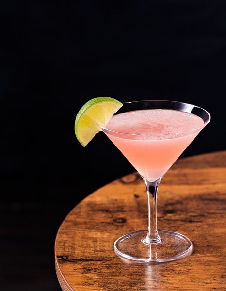 Quelle est la couleur habituelle du cocktail Cosmopolitan ?
