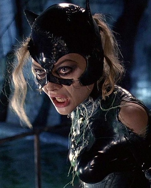 Qu'utilise-t-elle pour tuer Max Schrek dans le film Batman returns ?