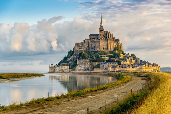 Le Mont-Saint-Michel compte.....édifices  comportant au moins une protection au titre des monuments historiques, soit 13 % des monuments historiques du département de la Manche