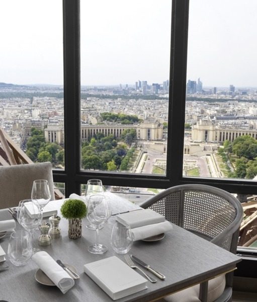 On peut dîner gastronomique au 2 ème étage de la tour Eiffel, de quel  restaurant étoilé(1☆) s'agit-il?