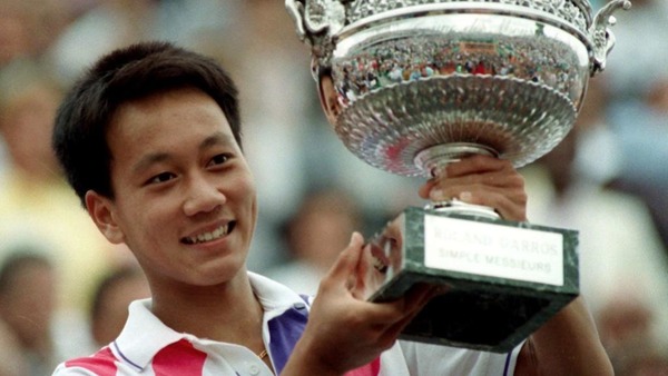 En 1989 il a remporté Roland-Garros à, à peine, 17 ans record toujours d'actualité pour...?