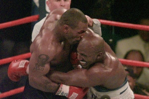 En 1997, de quel boxeur Mike Tyson avait-il arraché l'oreille ?
