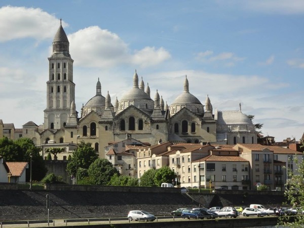 À quel saint est dédiée la cathédrale de Périgueux ?