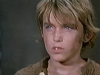 Comment s'appelle le garçon blond que l'on voit dans la série TV "La planète des singes : la ville oubliée" avec Ron Harper ?