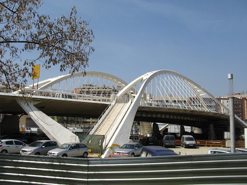 Dans quelle ville d'Europe trouve-t-on le pont Bac de Roda ?