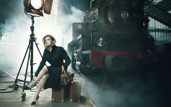 Pour quelle marque de luxe l'actrice Catherine Deneuve a-t-elle posé assise sur une valise ?