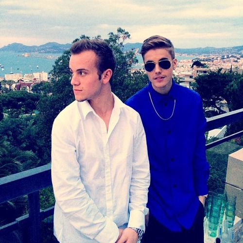 Quem é a pessoa na Foto com o Justin?