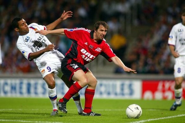 En 2002, l'En Avant Guingamp recrute l'expérimenté défenseur argentin Nestor Fabbri, en provenance de Nantes, pour renforcer sa défense. Combien de saisons passera t-il dans le club costarmoricain ?
