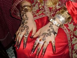 On s'en sert dans les pays du Moyen-Orient ou du Margheb, lors de cérémonies de mariage pour se tatouer temporairement la peau. C'est le...