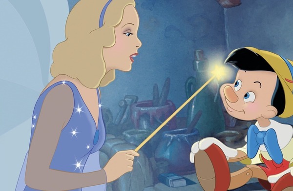 C'est la Fée Bleue qui donne la vie à Pinocchio.
