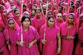 Quelle est la fondatrice et leader du gang des Saris Roses, groupe d'activistes politiques en Inde ?