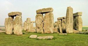 Les monolithes de Stonehenge se visitent à ____ ?