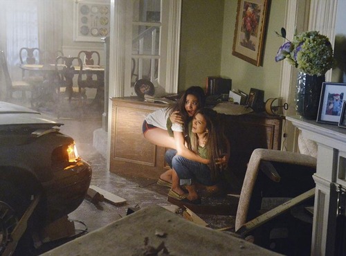 Dans quel épisode de la saison 4, une voiture fonce dans le salon d'Emily ?