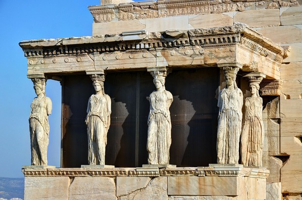 Quelle est la particularité des Cariatides, ces six statues de jeunes femmes qui, au Ve siècle avant J.-C., soutenaient le toit du temple dédié à Athéna sur l'Acropole ?