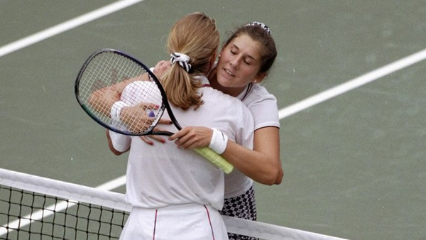 Qui est félicité par Monica Seles sur cette image ?