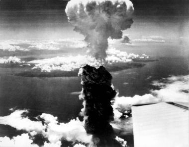 As cidades que foram destruídas por bombas atômicas na Segunda Guerra foram quais ?