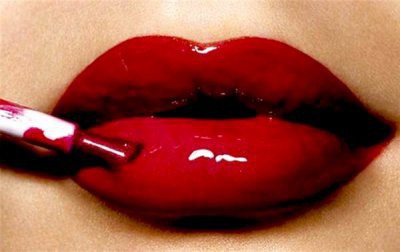 Comment appelle-t-on le rouge à lèvres brillant ?
